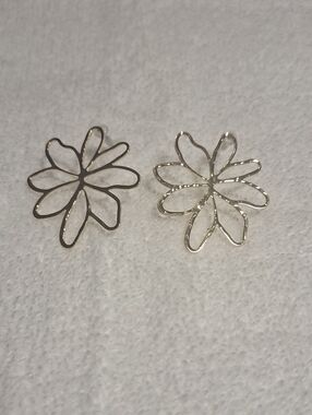 Delicate Silver Floral Outline Stud Earrings - Silver